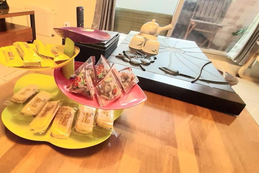 花的家 高鐵左營站前2號出口高鐵路步行3分鐘 最多6位可入住 3間卧房 月租長租 Каосюн Екстериор снимка