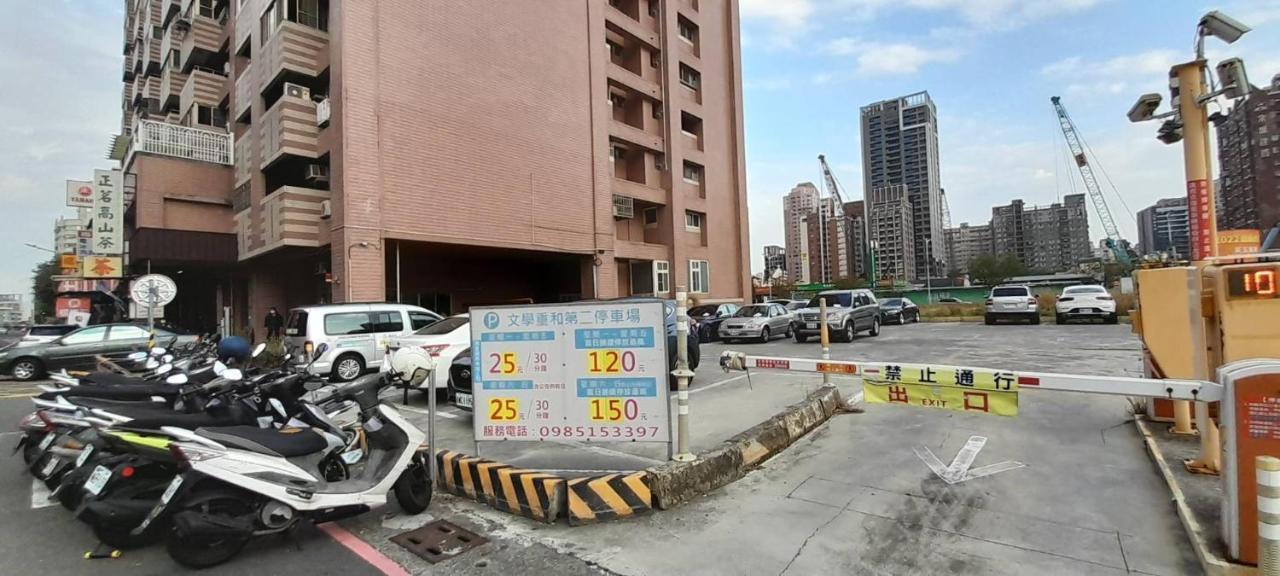 花的家 高鐵左營站前2號出口高鐵路步行3分鐘 最多6位可入住 3間卧房 月租長租 Каосюн Екстериор снимка